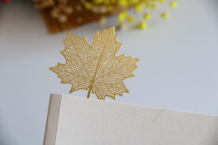 契的相似？是否能给你带来几分落叶的遗憾和对生命重生的敬仰。枫叶书签