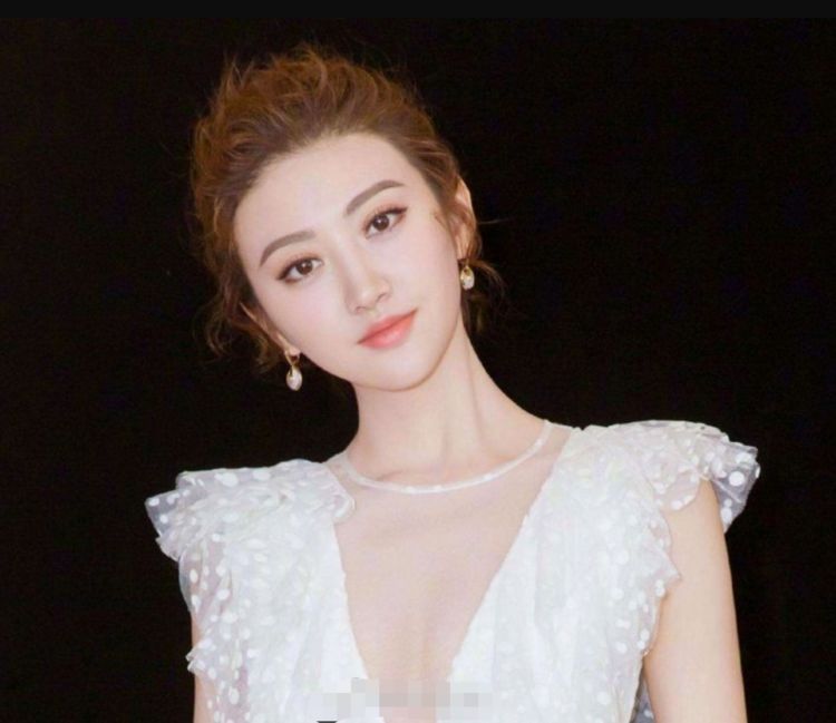 男友的东西直接扔垃圾堆的有,性格火爆一点直接烧掉的也有,但景甜却