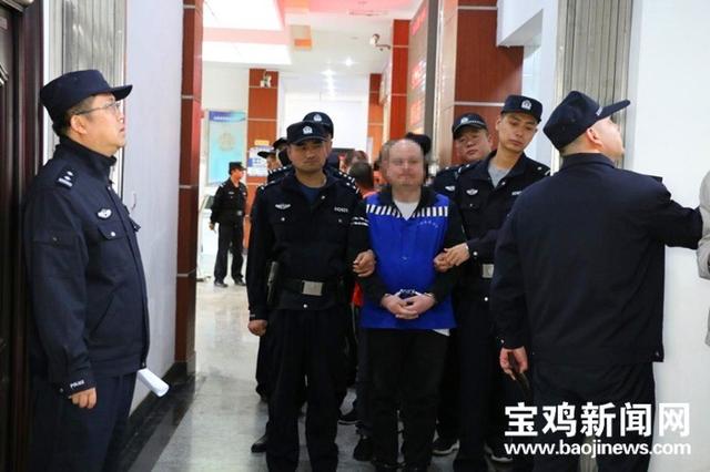 该案被告董某某于2012年初利用其涉黑前科恶名,通过安排人员在凤翔县