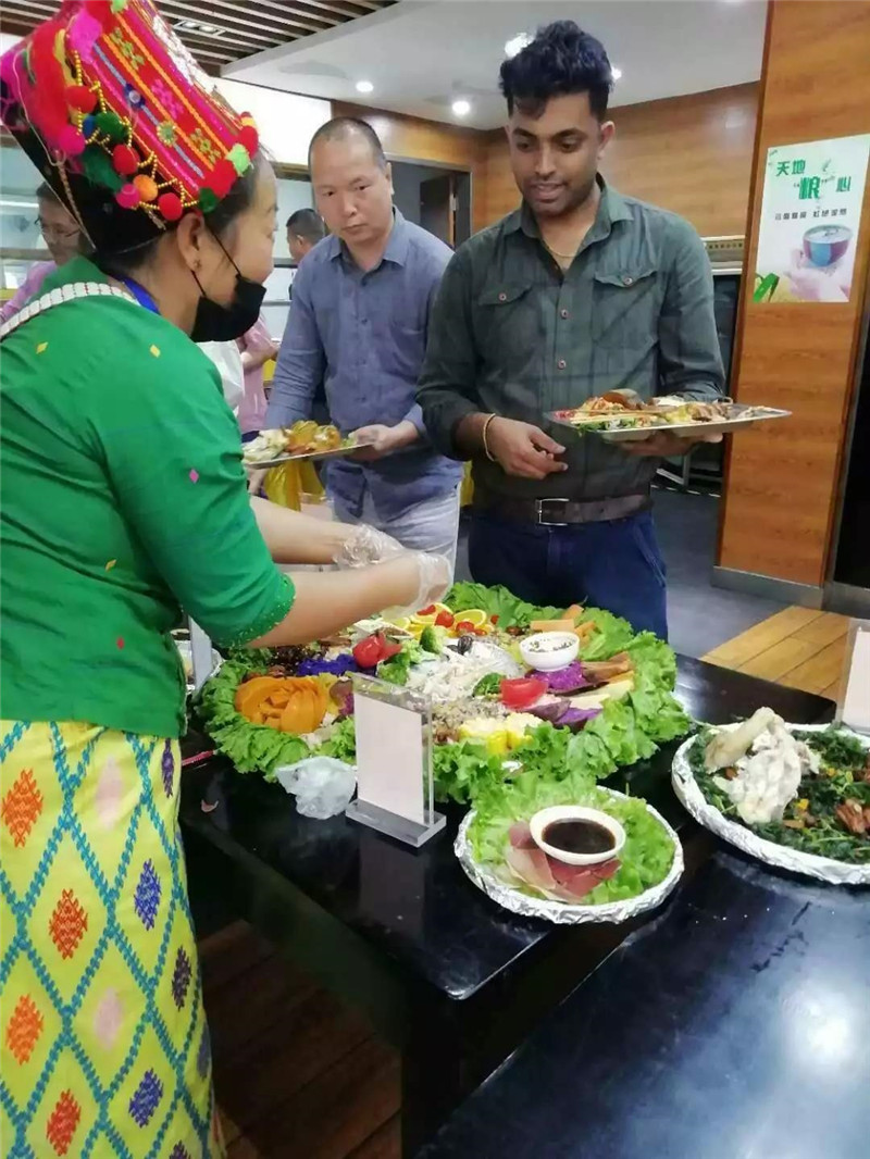 怒江傈僳族手抓饭走进北京电影学院美食节