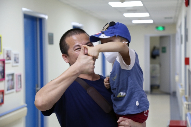 3岁男童患了血液病，没想到妈妈当年做的这件事救了他