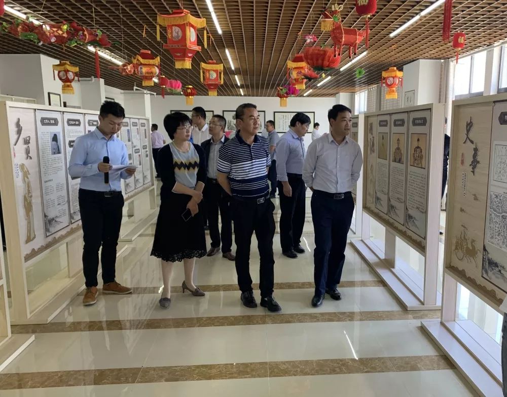 我市市委宣传部副部长,文明办主任杨少荣陪同考察.