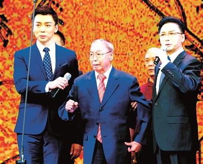 谭派掌门谭元寿及儿子谭孝曾,孙子谭正岩本报讯(记者 郭佳)深受京城