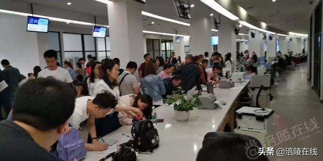 火爆!昨天涪陵民政局389对新人大排长龙,现场