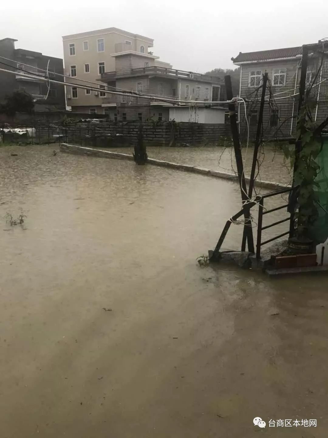 忧心!一到下雨百崎这个村就成这样