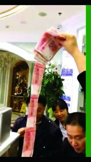 盐城一酒店客人吃剩的蛋糕里藏着一万多现金 bbinmg娱乐平台