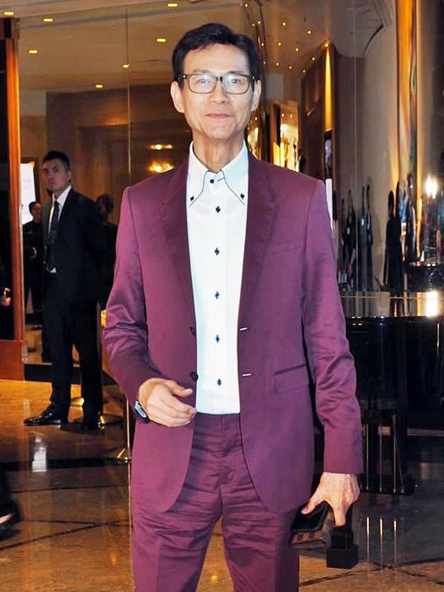 原创香港女首富甘比出席活动笑容满面,72岁郑少秋神颜不老