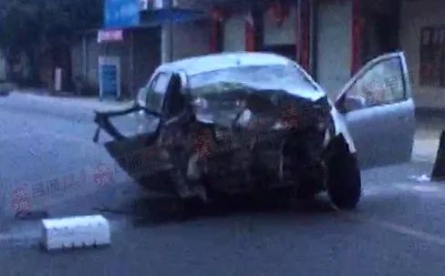事发凌晨珠光农场,2车相撞场面吓人,车头都撞烂!