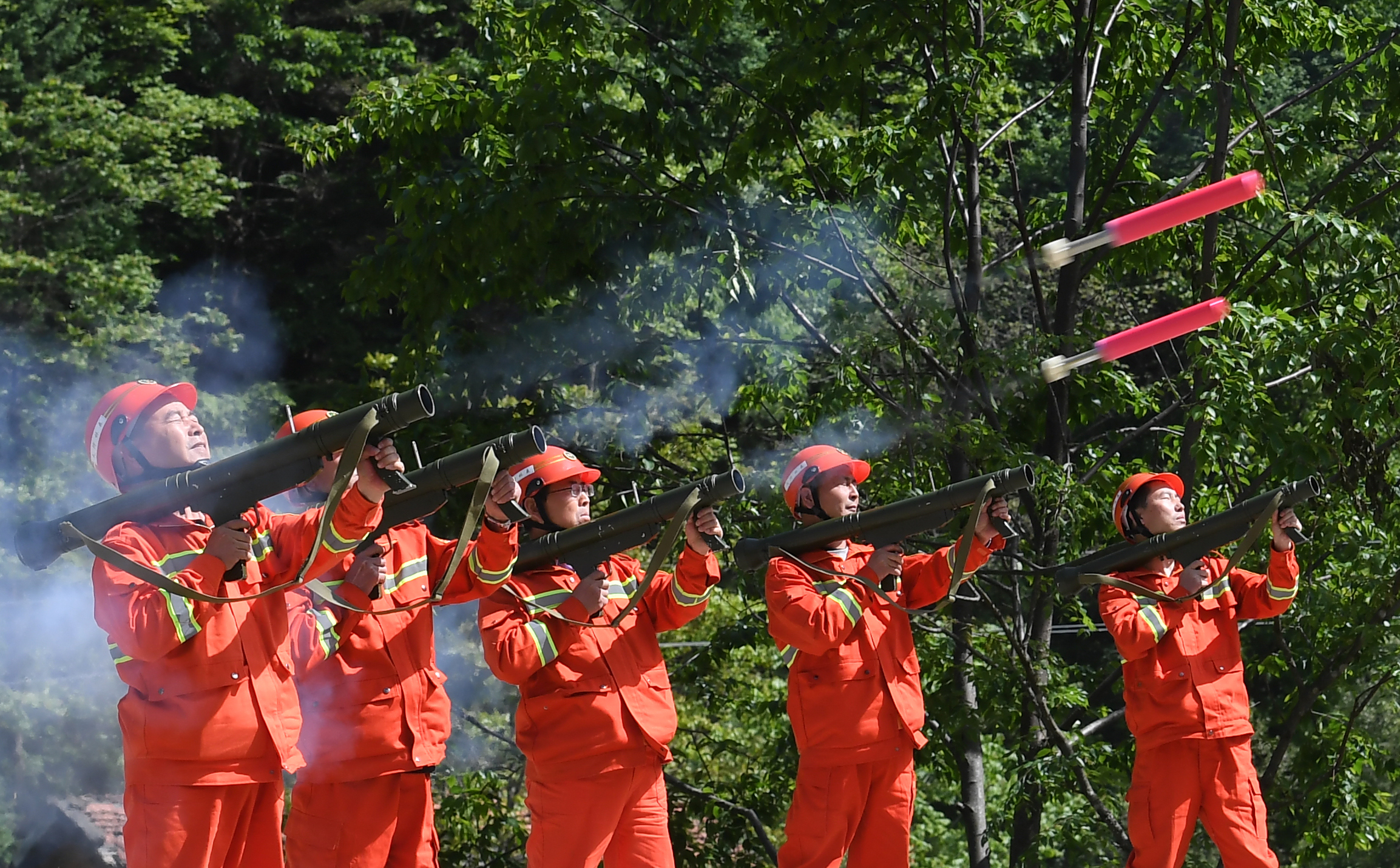 5月21日,消防人员在进行"森林灭火弹压制火头"演练.