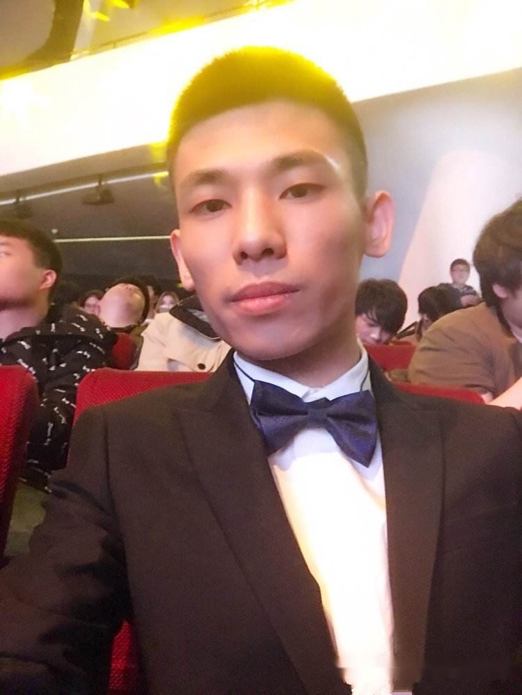 斗鱼一哥每天花上万买游戏装备,谁注意到他老婆开什么车?
