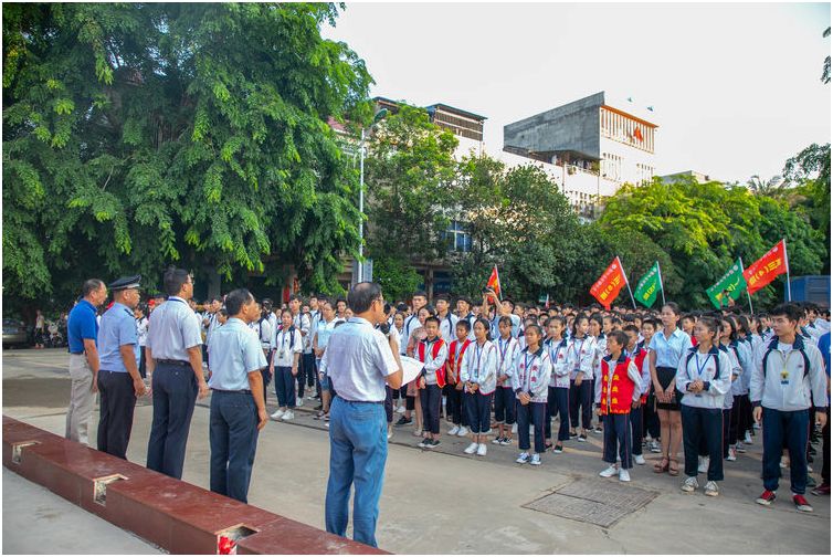 儋州市民族中学叶健雄副校长主持仪式.