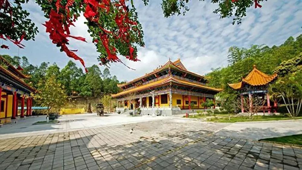 周边游玩  清泉古寺,始建于清朝顺治年间,距今370年,距泡泡海不远,因