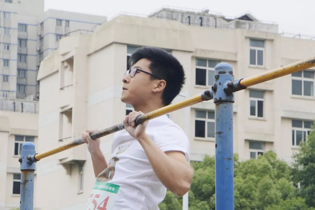 傅敏杰,孙涵秋两位同学在第一天都有项目的情况下,用一晚迅速调整状态