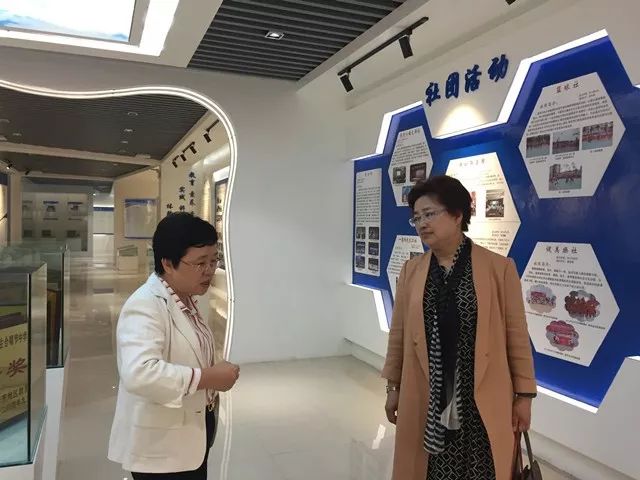 座谈会由毕节一中屈小锋校长主持,党委覃珍贵书记致欢迎词.