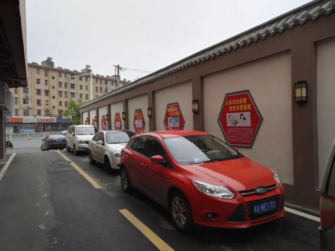 本次改造结合街巷周边建筑物的风格,将景泰苑巷,跃进巷和人防苑巷