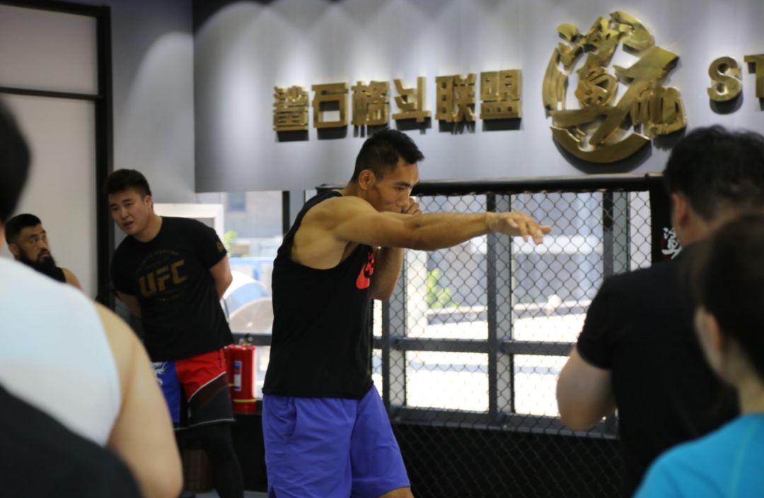 结束,ufc现役拳手胡耀宗开始带领大家上第二节课,即mma综合格斗体验课
