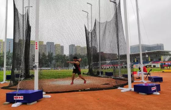 段本英(左二 男子甲组铁饼第二名李建霞(右一 女子甲组400米第三名