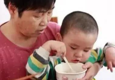                     儿科医生：它是“幼儿杀手”，比泡面还“垃圾”，给娃吃简直坑娃