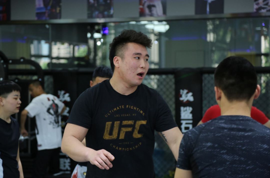 随着董泰山老师的拳击课结束,ufc现役拳手胡耀宗开始带领大家上第二