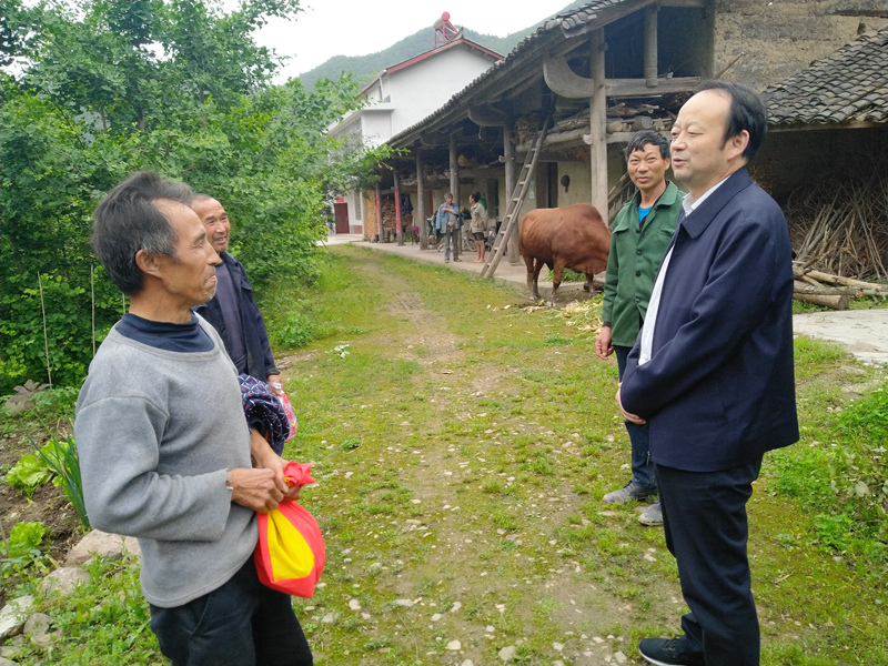 5月20日,县长黎建军到铁锁关镇检查调研脱贫攻坚工作.