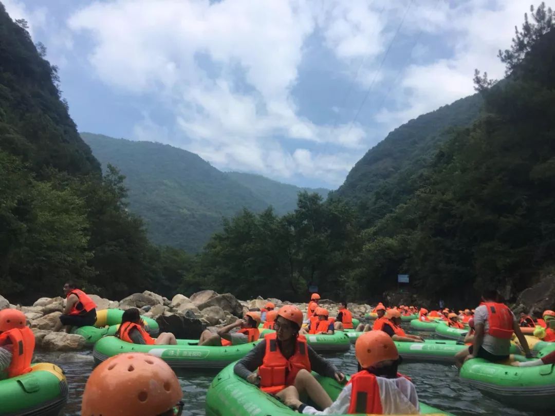 雅鲁激流探险漂流(大溪峡闯滩漂流,地处第四纪冰川遗址的大溪峡.