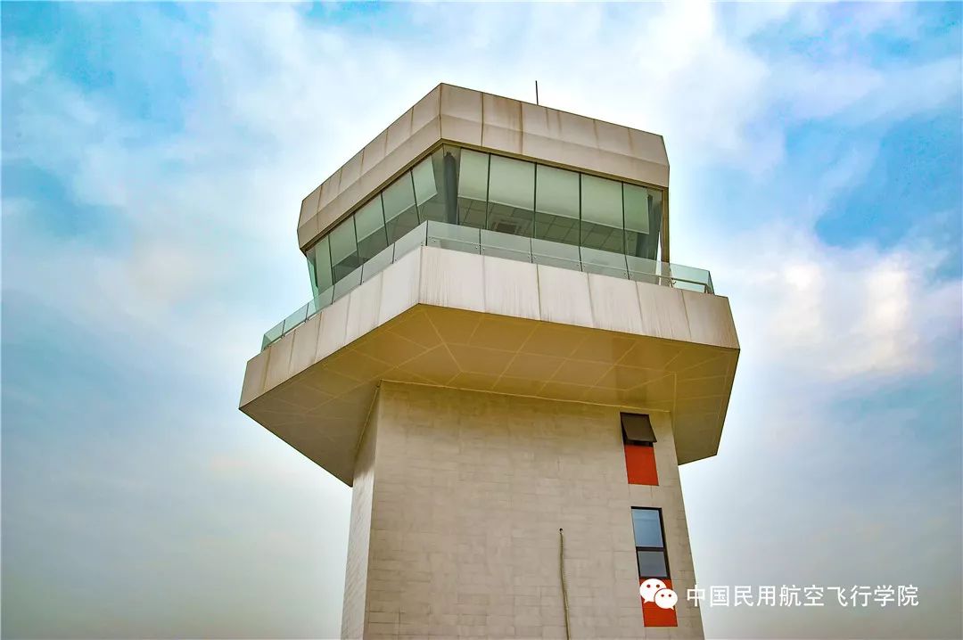 ▽中飞院自贡训练基地已经在凤鸣机场揭牌!首飞啦!