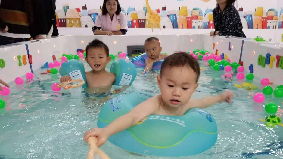                     原创            为什么要让宝宝去专业的婴儿游泳馆游泳？这几个理由足够了！