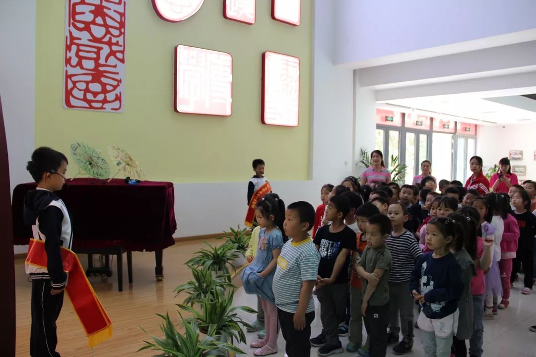 听小学里的哥哥姐姐讲解小学里的文化