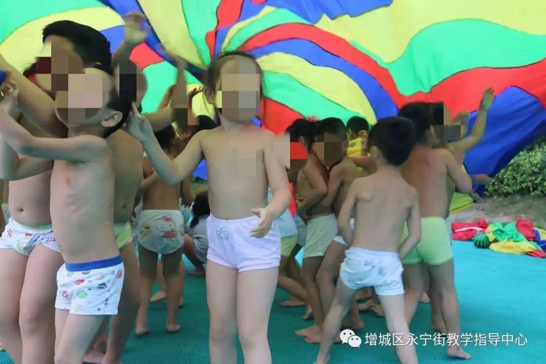幼儿园孩子光上身"日光浴"引发争议,家长表示无法接受