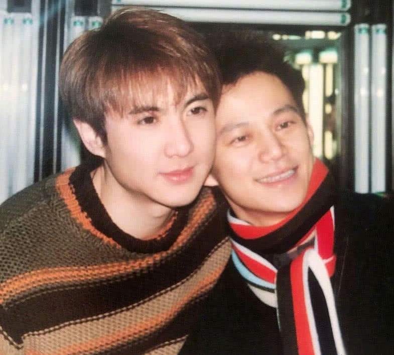 都说沈腾年轻时长的帅,看到年轻时的雷佳音,才知啥叫
