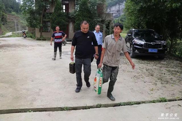 李辉同志到纸房乡我局扶贫攻坚队驻点调研指导并开展慰问帮扶工作