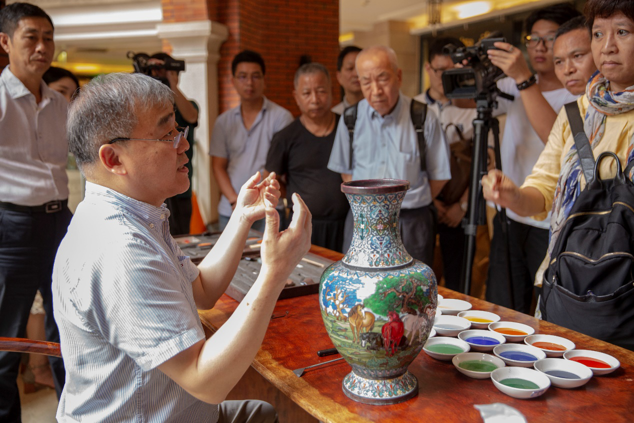 钟连盛(左)为现场嘉宾作工艺讲解钟连盛(右)给广州瑞鑫文化传媒责任