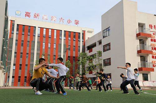 安康高新区一小学"弹性上放学 家长省去"接与不接"的烦恼