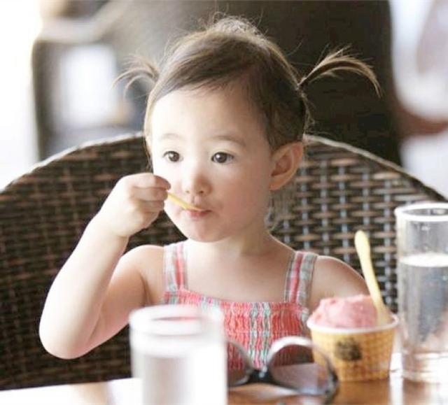 李小鹏女儿近照曝光,网友:这还是当年的奥莉吗