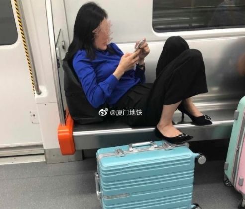 在厦门地铁上脱鞋 拿地铁当自己家 脱鞋上炕的pose, 美女这般豪放 咋