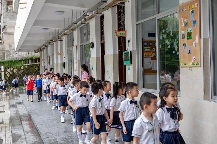 罗马智能铁路幼儿园大班参观小学活动