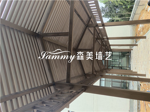 钢结构廊架做水性木纹漆施工效果 金属木纹漆施工