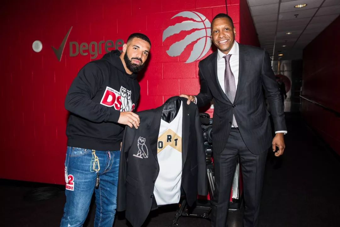 猛龙总裁 masai ujiri(马赛-乌杰里)赠予 drake 的定制西服里面的