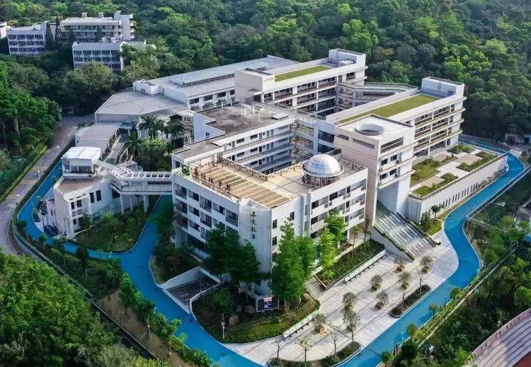 深圳市华侨城中学是广东省一级学校,广东省绿色学校,广东省棒球特色