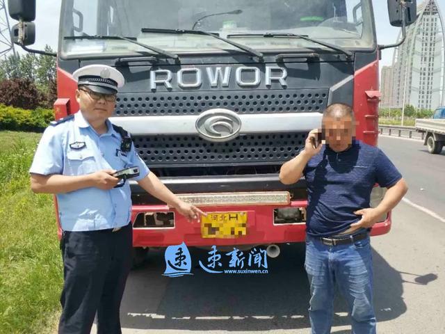 山东男子驾驶超载拖拉机被查却把交警吓一跳:驾驶证,行驶证,号牌全是