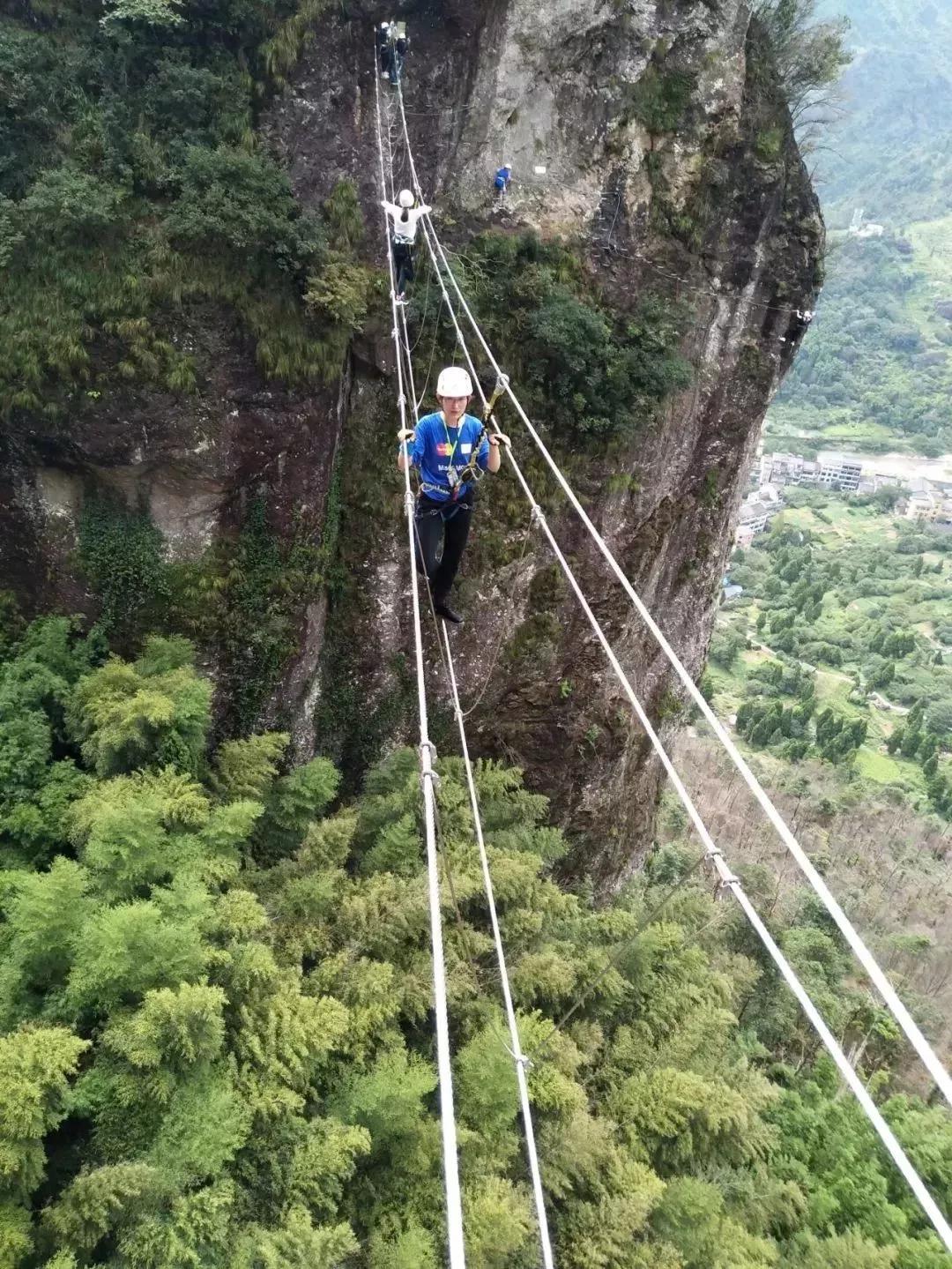 钢丝桥,真的就只有一根钢丝可以踩 说实话,你腿软了吗?