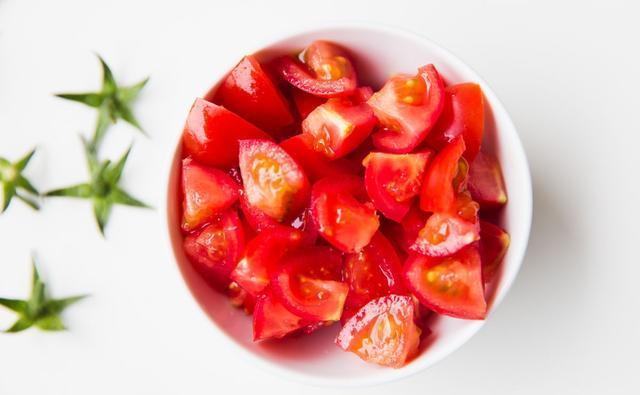 圣女果和大番茄哪个更营养?生吃还是熟吃好?