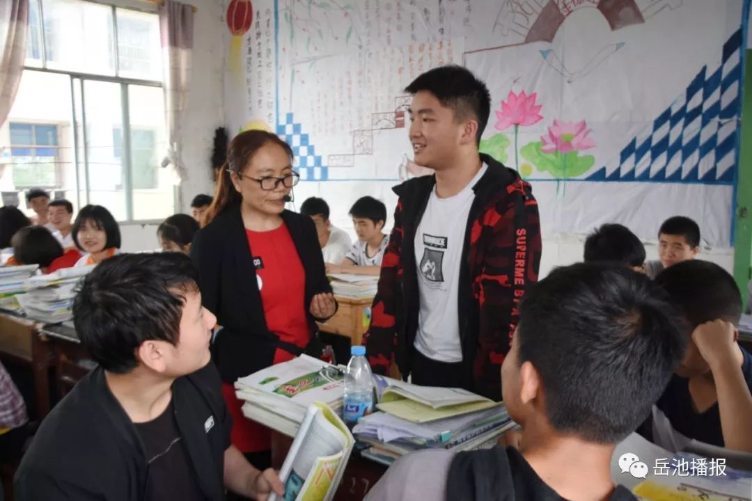 红烛点滴事岳池好老师姚红怀抱奉献理念坚守教师诺言