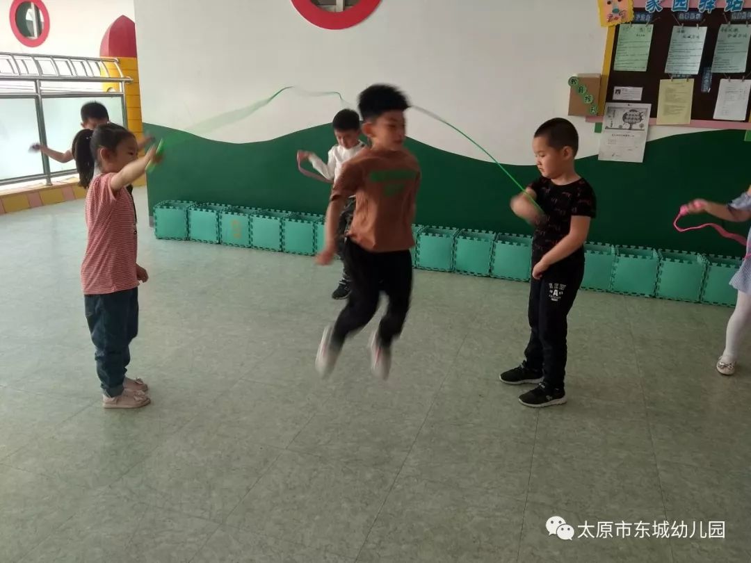 还有最厉害的挽花跳,花样跳绳循序渐进地学习跳绳,有助于幼儿逐步