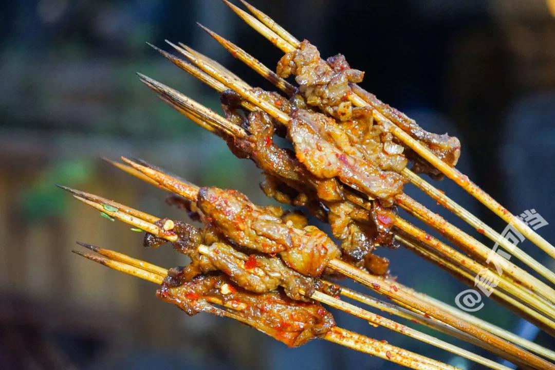 牛五花属于牛的胸肉,非常鲜软多汁的一个部位,烤出来那叫一个爽.