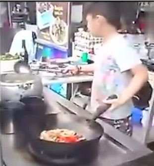 六年级男孩,每天冲回家烧晚饭!妈妈崩溃了:可他数学才考1分 365真人娱乐