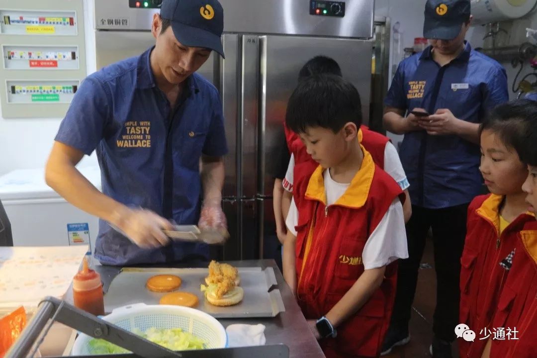 "打工"——前台当天下午,在华莱士工作人员的带领下,小记者们快速熟悉