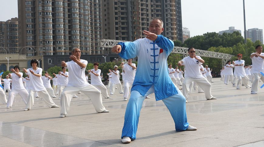 " 下面,请欣赏河南各地老年人太极拳推广展示大联动的画面!