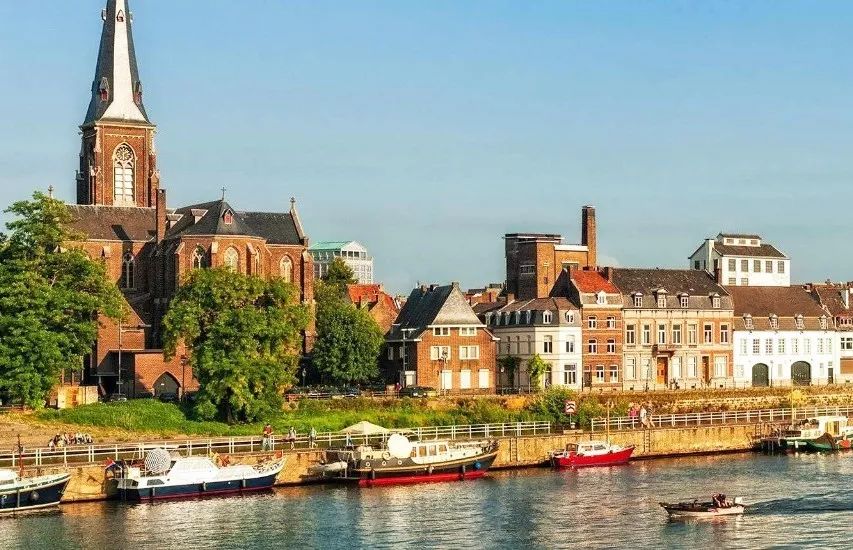 马斯特里赫特(maastricht)与比利时,德国毗邻,是荷兰最古老的城市之一