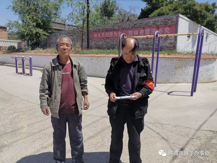 住建局工作人员在潞华街道办事处检查东贾村,西贾村,王三坪村内企业的